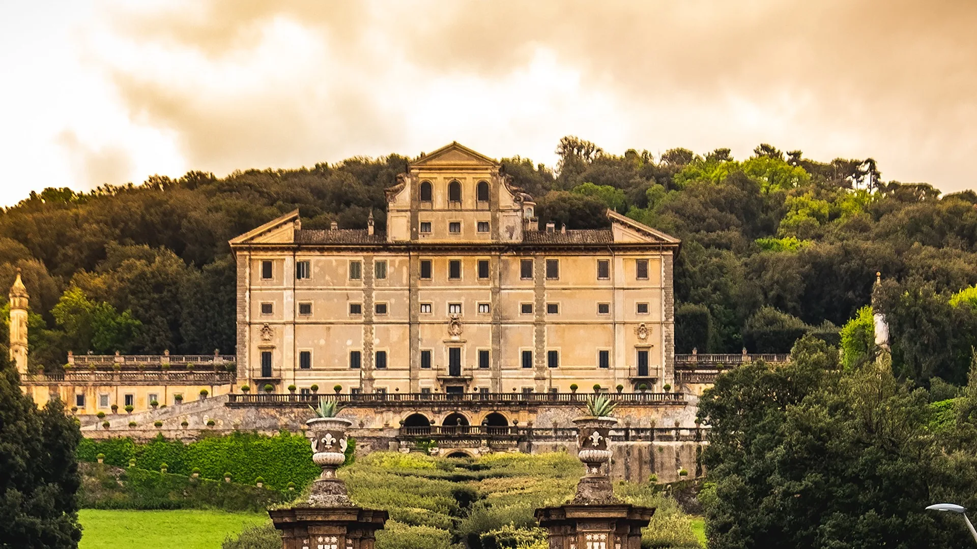 Villa Aldobrandini shore